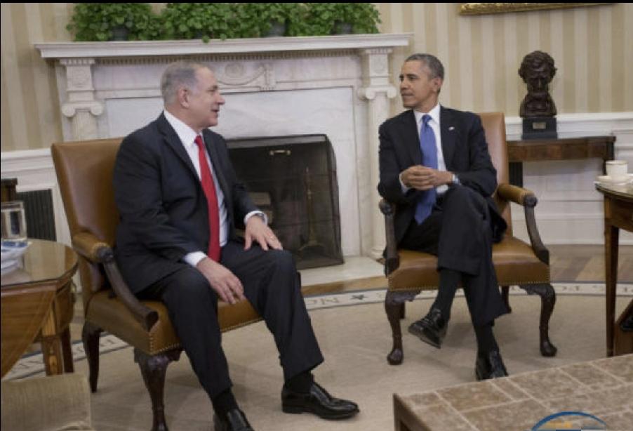 奥巴马和内塔尼亚胡谈笑间，画风突变。
内塔尼亚胡端坐在椅子上，和翘着二郎腿的奥巴
