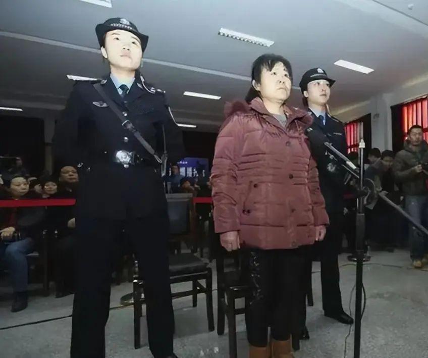 她是陕西某医院的产科主任张素霞，因为贩卖7个婴儿被判死刑，可她至死都不供出孩子的