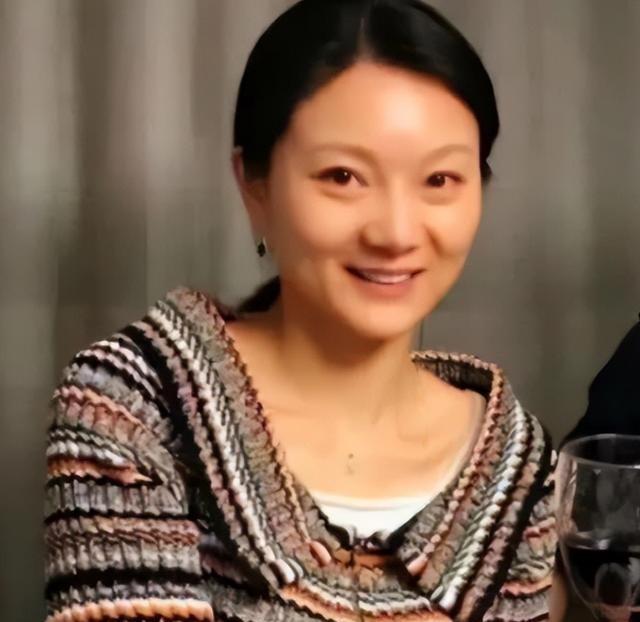 一个女人24年把家庭藏得滴水不漏，独自拉扯三个孩子，户口问题一直卡着上学就医。2