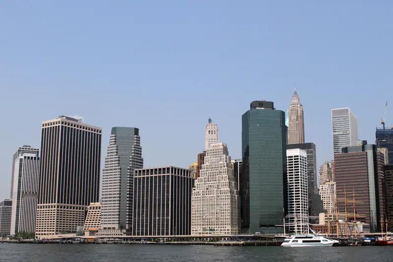 中美之间产生分歧越来越多。在贸易方面，美国作为世界第一大经济体和进口地，凭借科技