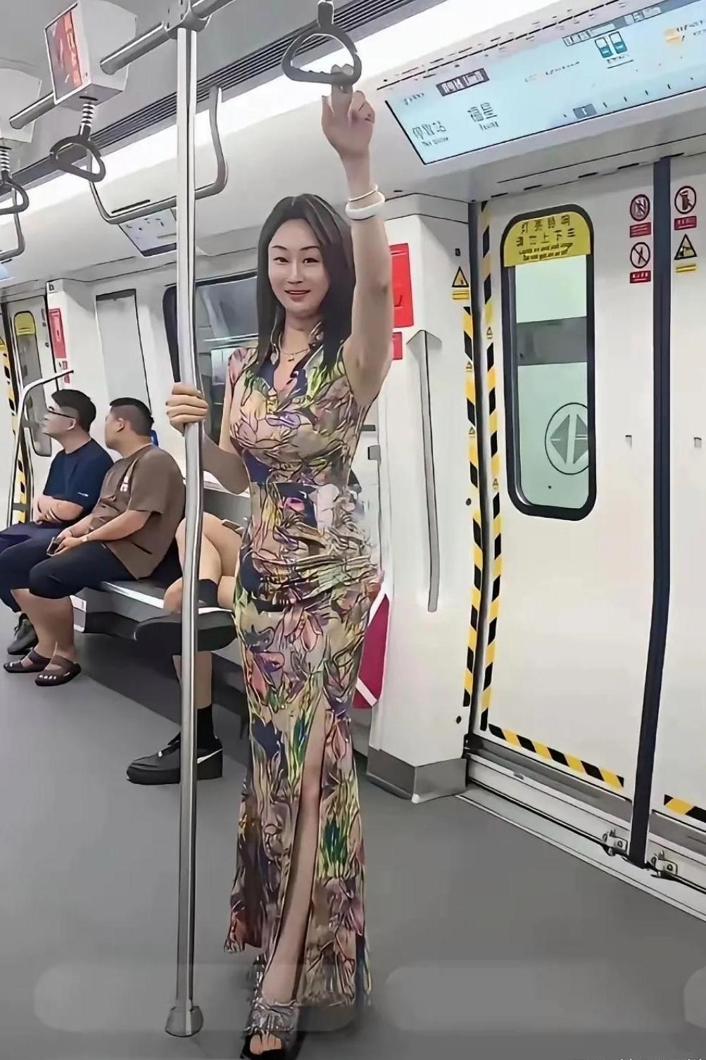 网上大火的地铁旗袍姐姐，不少人夸优雅有韵味，细看却满是刻意感。
 
车厢里定点摆