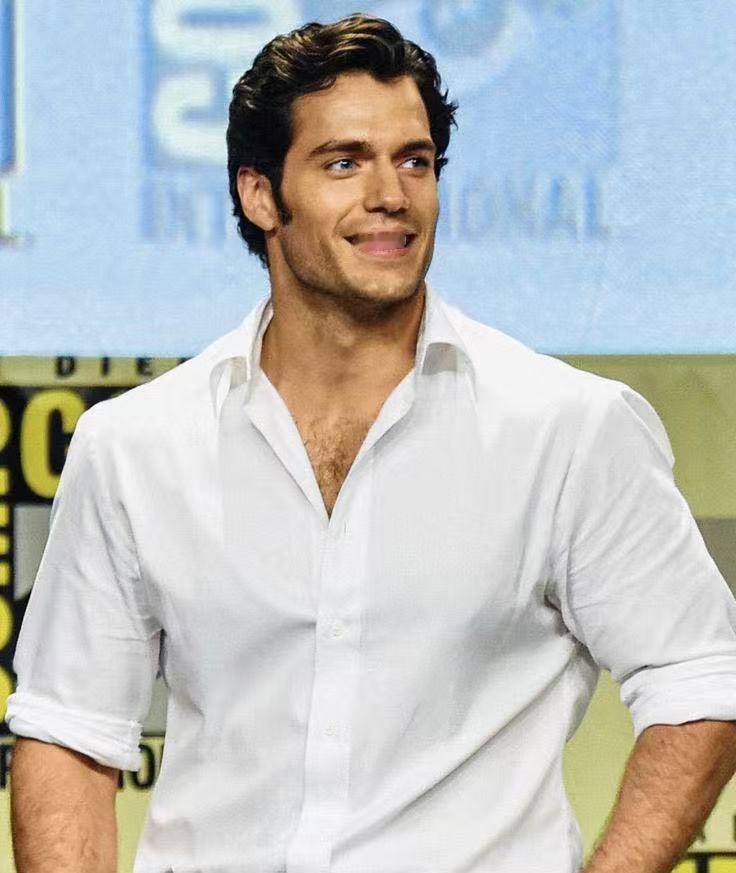 20年前，20岁的亨利·卡维尔差点就穿上了那身阿玛尼西装。
导演马丁·坎贝尔亲口