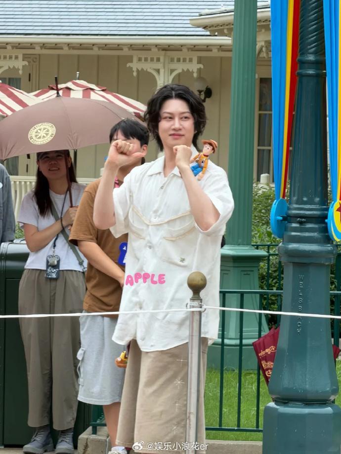 网友在港迪偶遇金希澈 有粉丝在港迪偶遇金希澈，金希澈还和粉丝自拍了，羡慕啊！ 