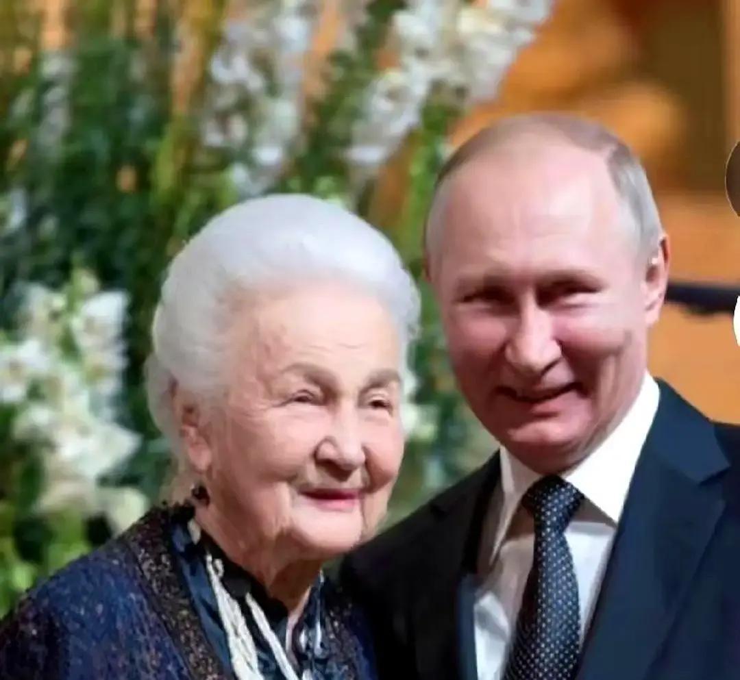 快讯！
就在刚刚，
牌桌的终局，不看谁火力猛，看谁把人心捂热。那张普京给87岁老