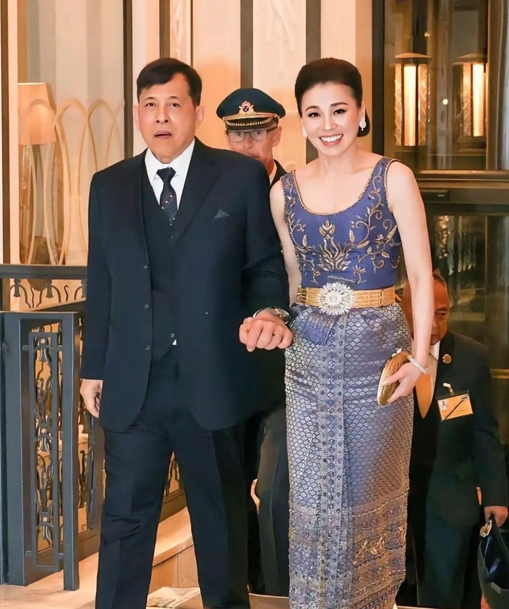 斯德哥尔摩的春日风还裹着凉意，泰王玛哈身旁的苏提达笑眼弯弯，一身藕荷色泰丝无袖裙