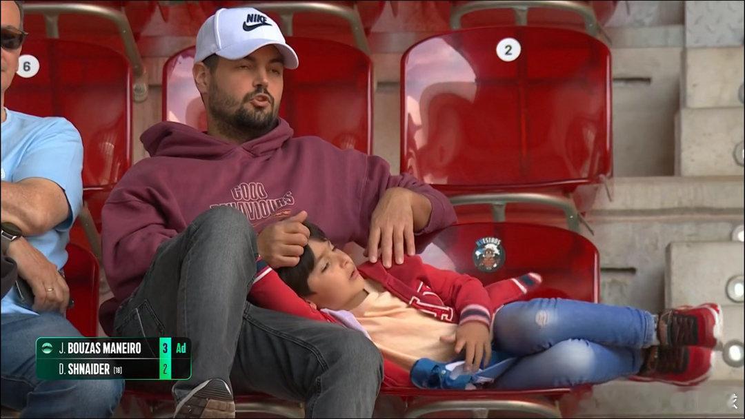 悠闲躺着的儿子，悠闲撸儿子的父亲！这就是西班牙球迷看球的松弛感！wta红土撒野季