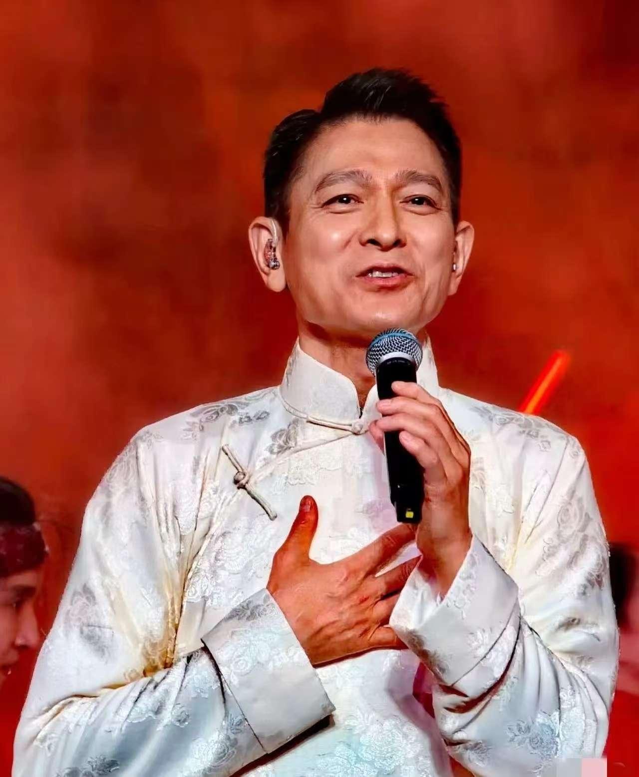 刘德华经纪人怕是要崩溃了，
不是华仔行程爆满，
也不是商务邀约太多，而是全运会一