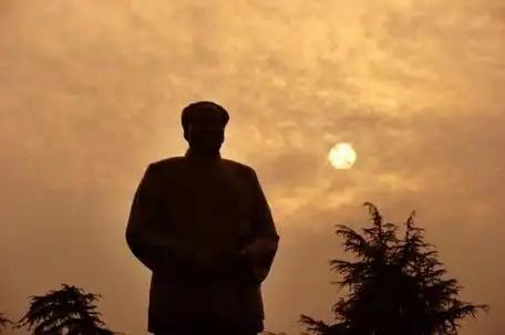 1949年，就当毛主席要一声令下，让百万解放军渡过长江，解放南京时，斯大林却发来