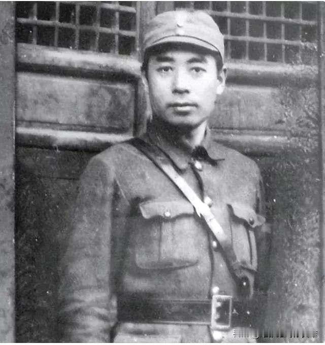目光炯炯、气宇轩昂，这是我们中国人民的优秀代表，也是受到世界热爱和平者爱戴的英雄