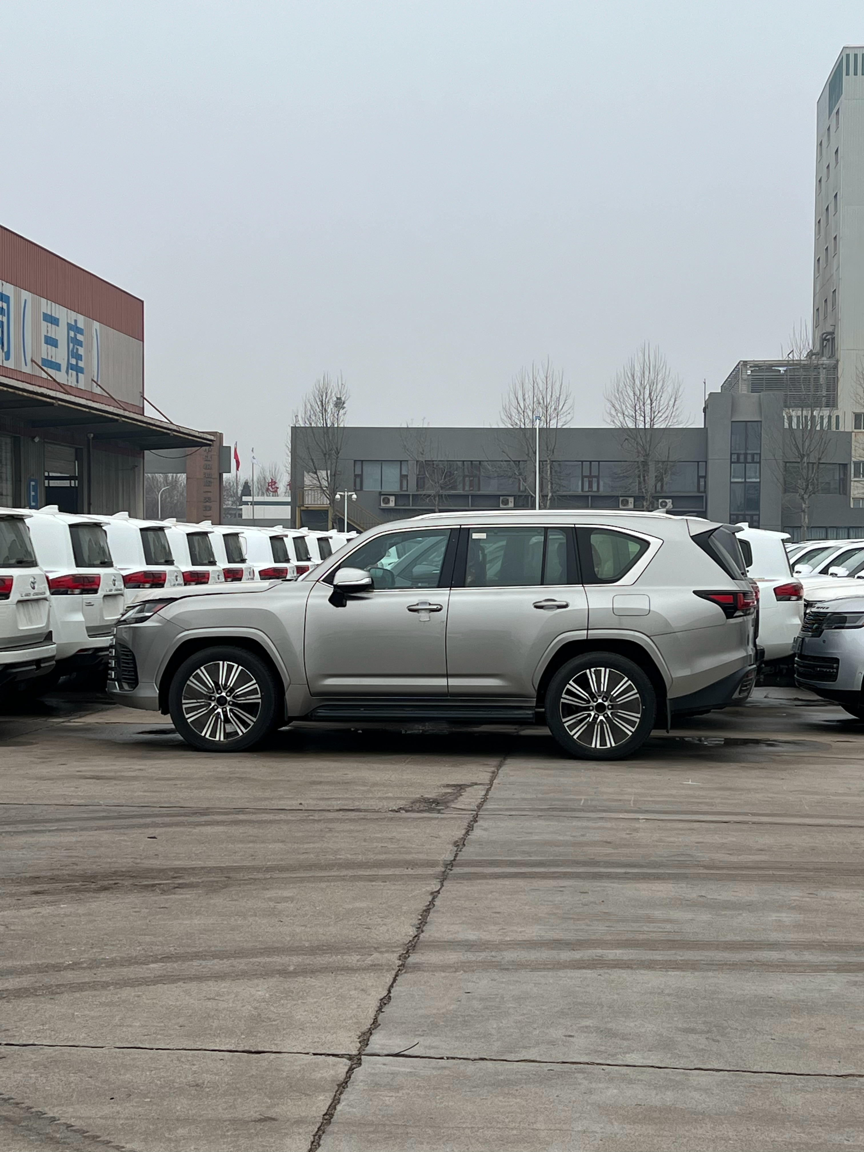 以前我们都在新航仓库拆箱新航最高的时候有七八个仓库，现在缩减成一个了。其他仓库要