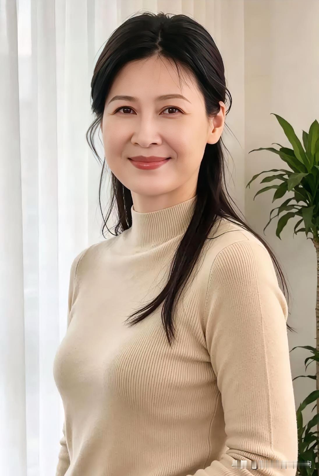 素衣裹温婉，青丝绾静好。窗纱透暖阳，绿植伴清欢。她浅笑安然，如一杯温润的茶，于岁