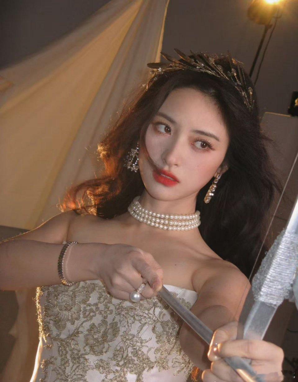 沈月镜头下的人物生命力拉满了 沈月的镜头自带温柔滤镜！捕捉到的泛红耳尖、抬头瞬间