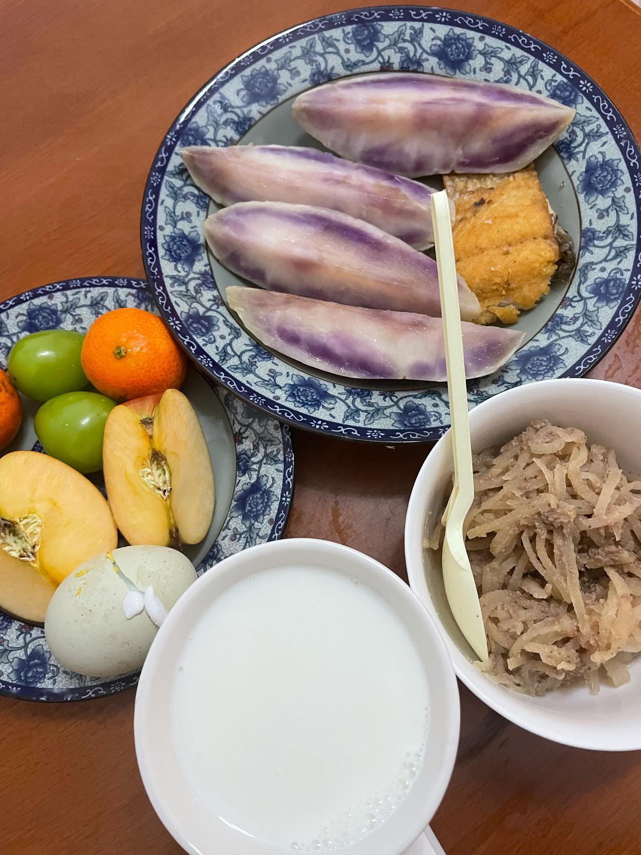 
今早早歺有蒸鱼、紫薯、牛奶、土鸡蛋等。