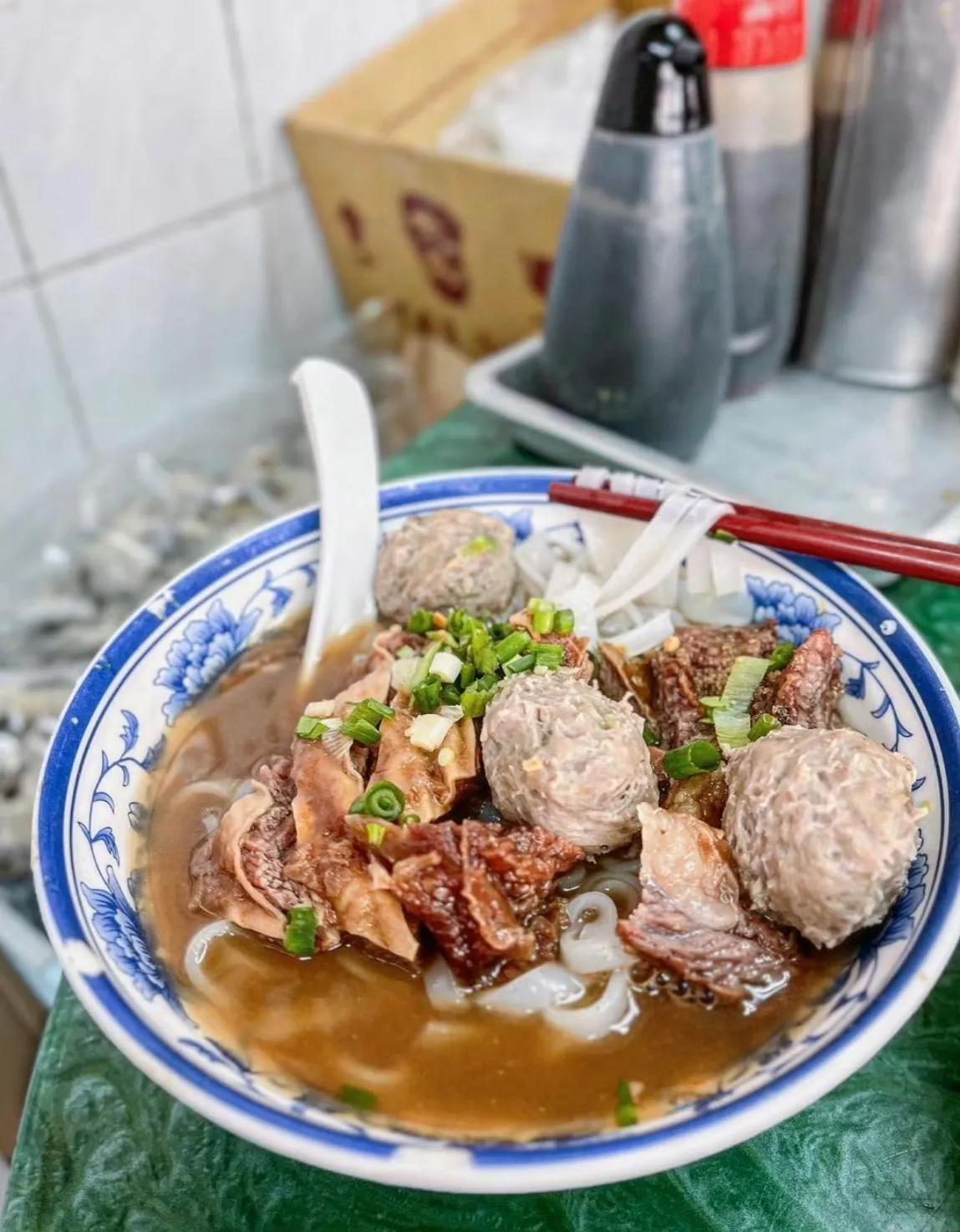 香港街头不少牛杂都是几十年的老店。

这家在新蒲岗的牛杂都很受街坊欢迎，从车仔档