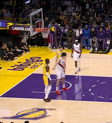 杨瀚森首战湖人 杨瀚森再次在第一节上场！ ​​​​