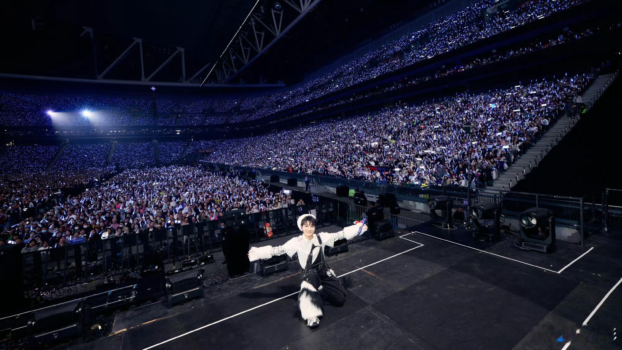 新的一年，做更快乐的自己新年快乐周深2025深深的巡回演唱会 新的一年，我们都要