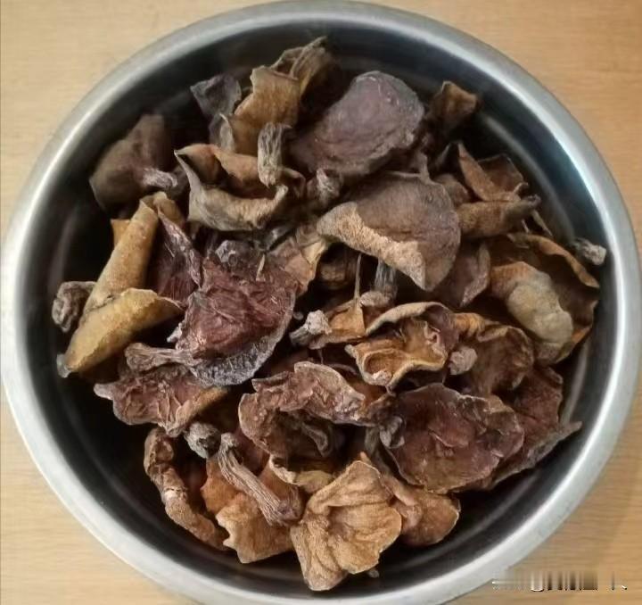 白菜加年蘑解决便秘问题，我告诉你怎么做、怎么吃。
一：大白菜一棵，去掉黄叶洗净后