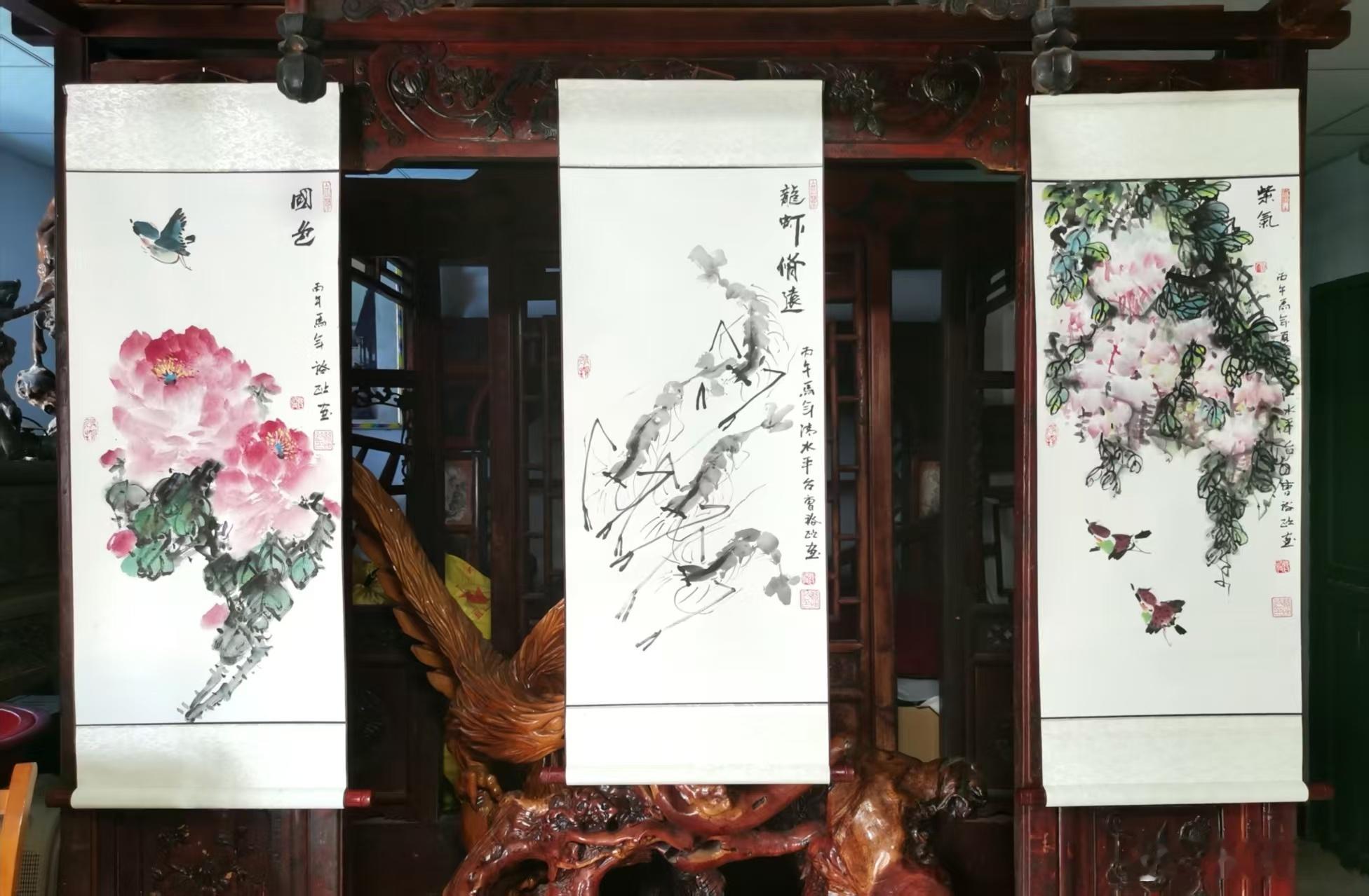 推文 陋室三帧画作牡丹凝国色，墨虾寄清欢。紫蔓栖双鸟，幽居自有宽。(图文来源:曹