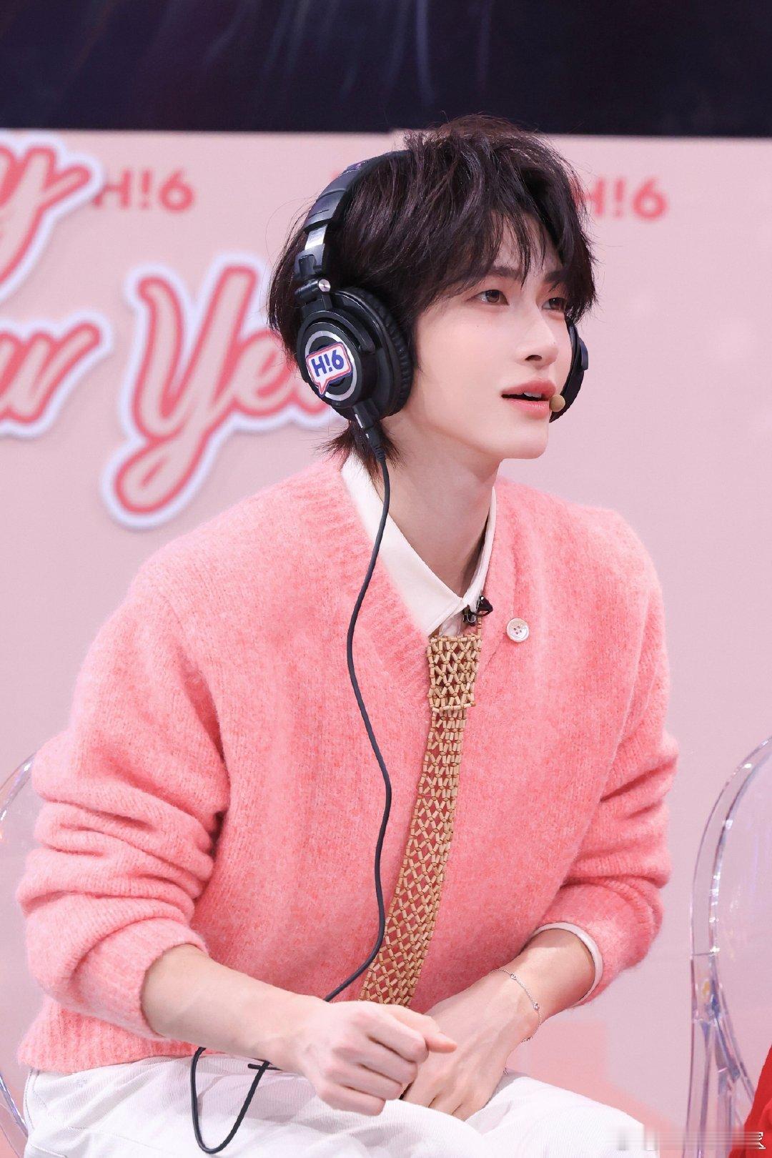 刘宇倒立劈叉你好星期六 魔性BGM一响，刘宇直接进入状态，这也太专业了！ 