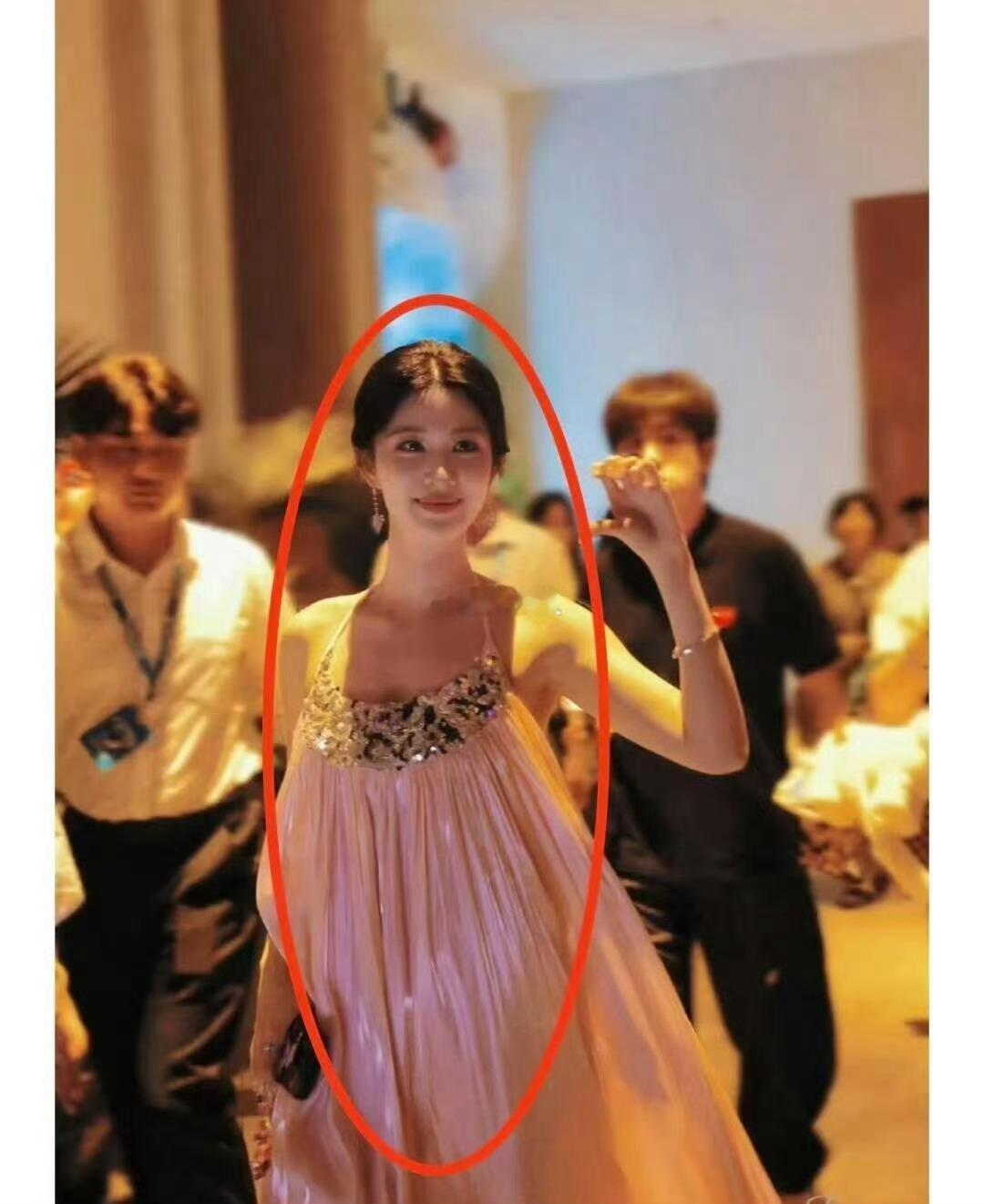 远看是纤薄小白花，近看直角肩漫画腰——王楚然这身材反差感绝了，纯欲天花板名不虚传
