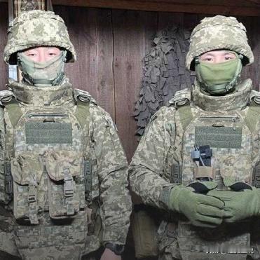 两名香港男子，23岁的攀岩教练和30岁的保镖，瞒着家人到乌克兰参战，结果12月2