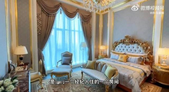 成龙超级豪宅曝光，以18K金打造「黄金宫殿」，还有停机坪方便出入！
70岁的成龙