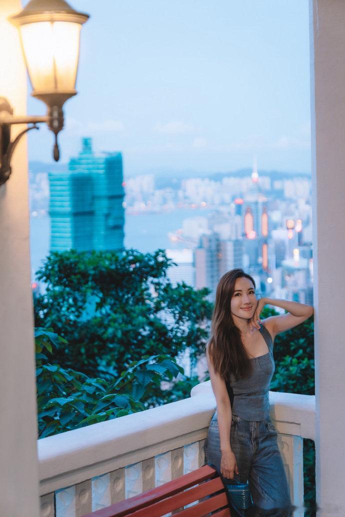 李施嬅没去浪姐却又弹又唱这就是钢琴十级的实力吗，太出彩了吧，更别说姐姐唱功也是又