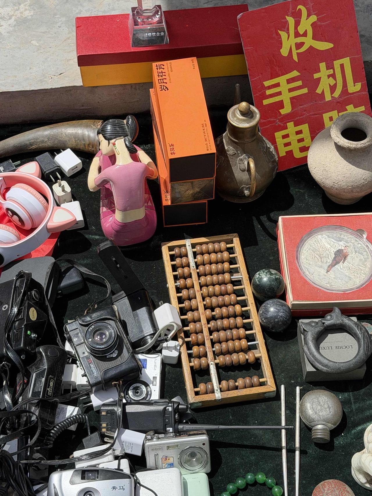 今天上午，我逛西安档子，走到西仓西巷时，看到一家摊位上，摆着一个算盘在卖，不由停