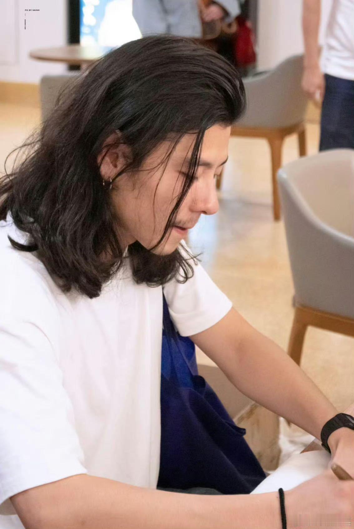 考古蒋奇明长发时期的蒋奇明真正用心演戏的演员总会发光，长发时期自带温柔文艺气场。
