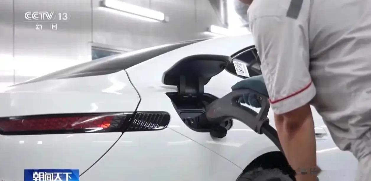 各位车友晚上好！今天咱们不聊新车，聊点更扎心的——你的电动车，电池还能扛几年？