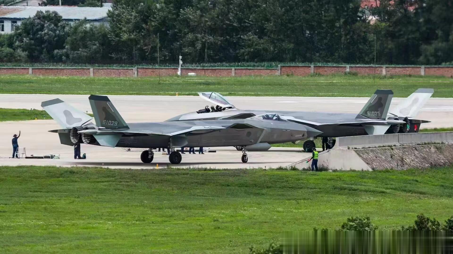 长春航展现场，至少2架歼-20战斗机已经抵达降落，从尾喷口上来看今年参展的歼-2