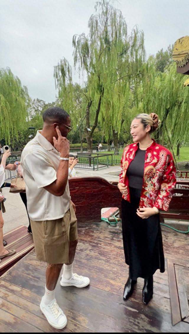 威少携手李梦畅游杭州西湖，国风亮相助力全新篮球联赛落地