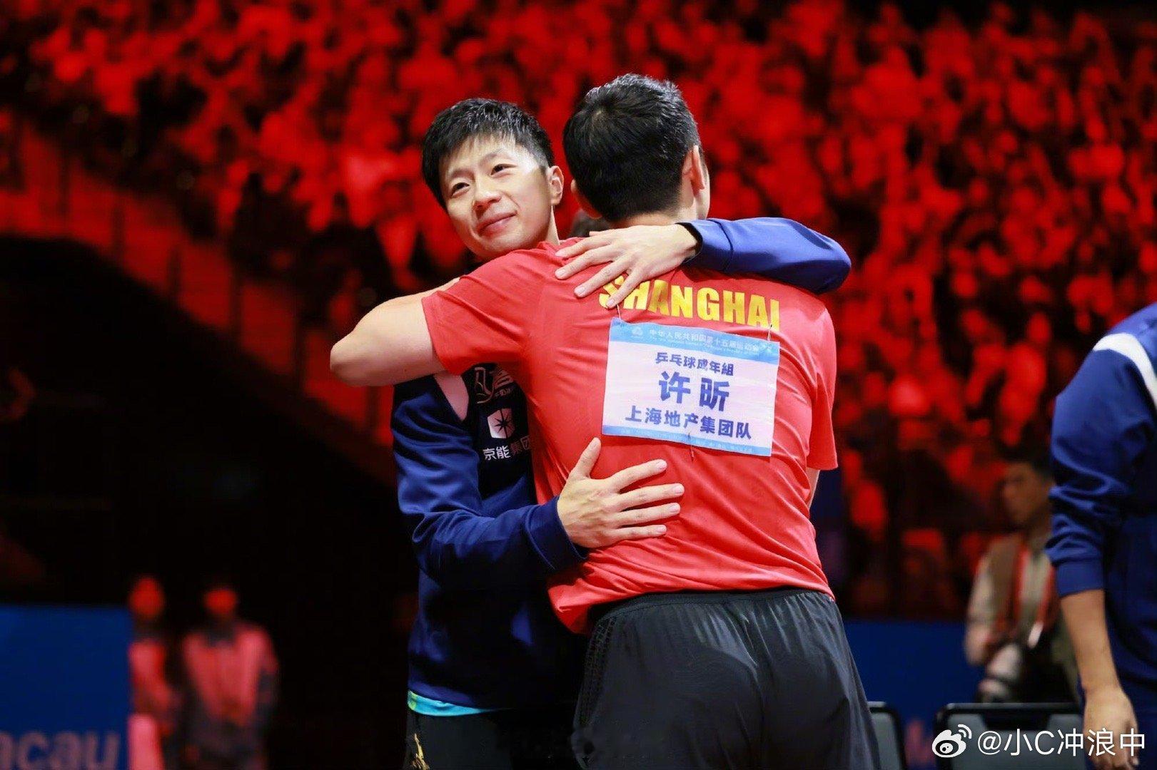 ～比赛结束后，许昕主动与北京队队员击掌致意，随后走到马龙面前，两人紧紧拥抱。还和