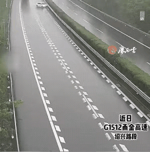 雨天路滑，一定要安全驾驶。小白车犯了一个错，此时不能停在路中间，以免发生二次事故