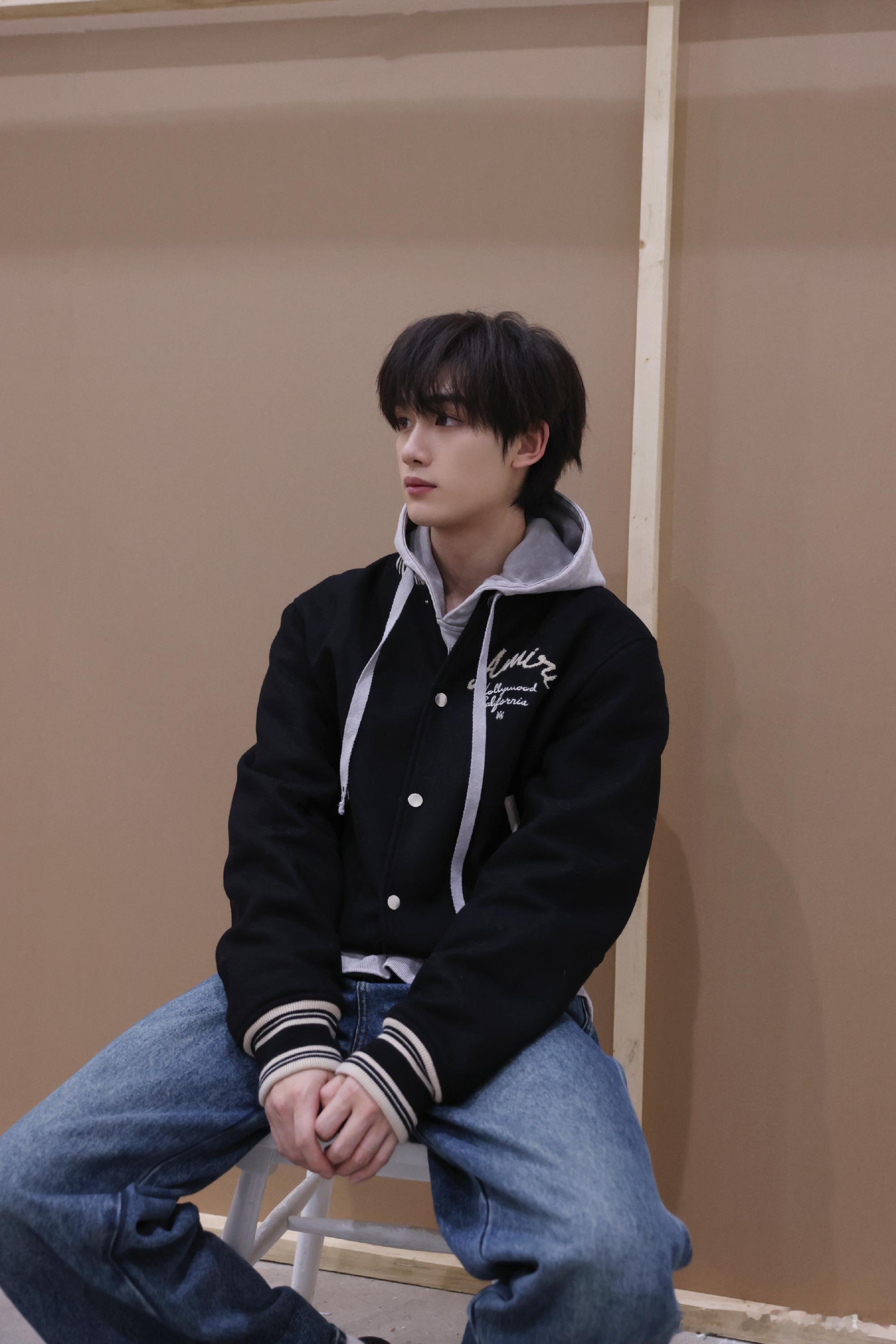 丁程鑫周末7宫格  丁程鑫外套卫衣叠穿 丁程鑫的周末7宫格又来了！这次的搭配真的