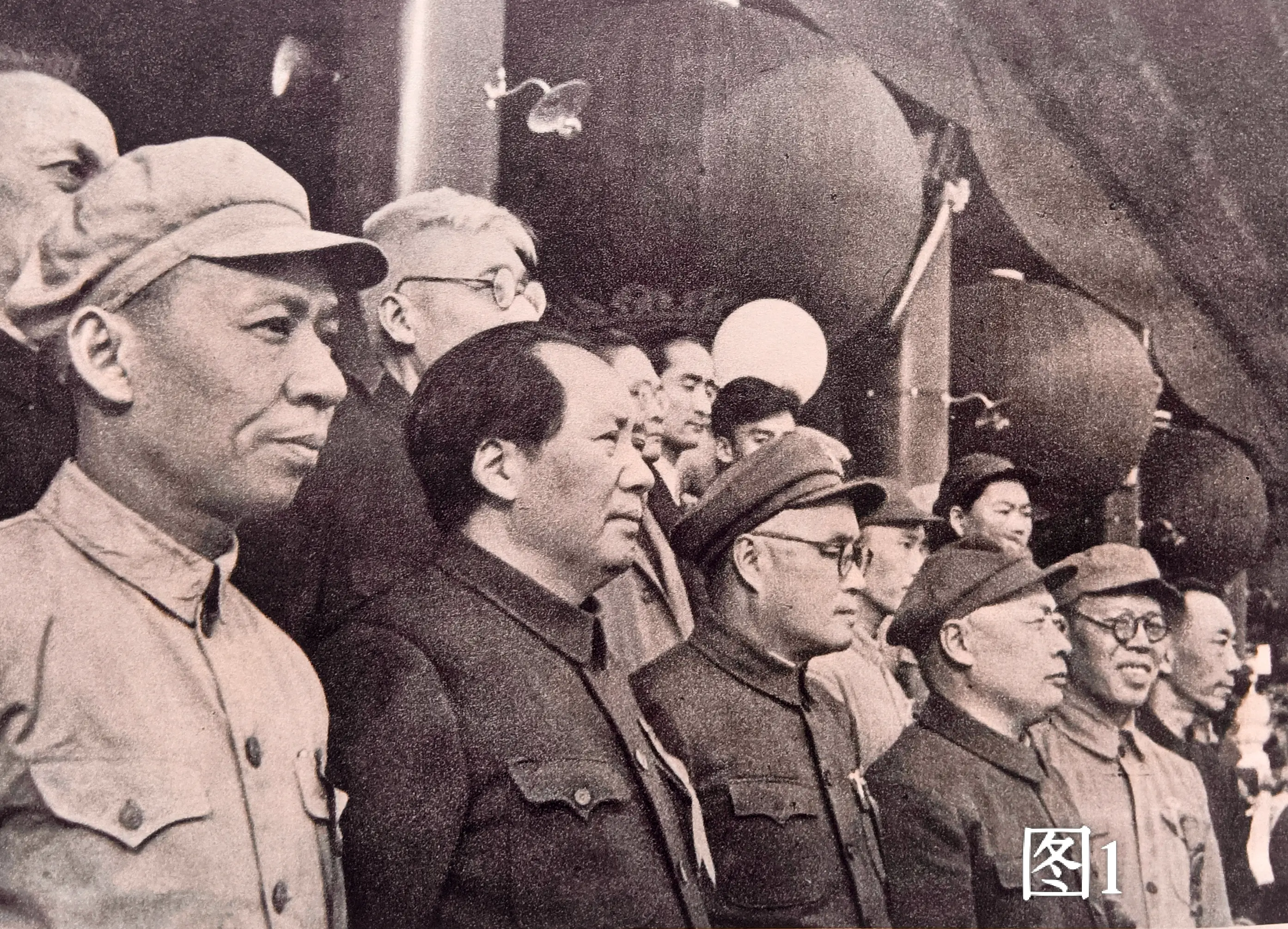 《中国人民解放军历史图片选集》 两个中国命运的决战---将革命进行到底...