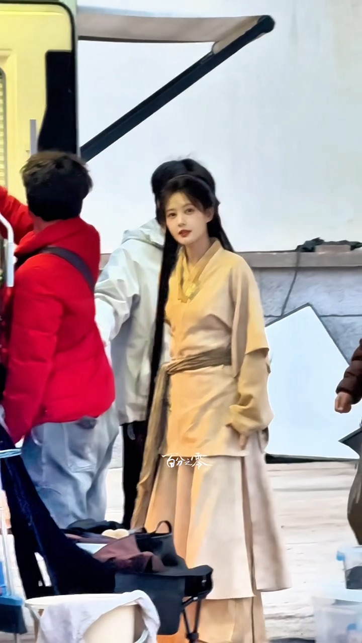 李一桐金枝，今天是平民陈雀儿，素衣也好看 