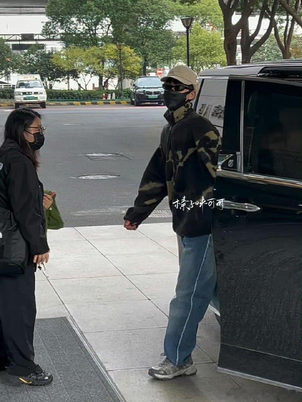 最新行程速递！李昀锐已从南京出发，前往新疆参与《奔跑吧·天路篇》的录制。作为本季