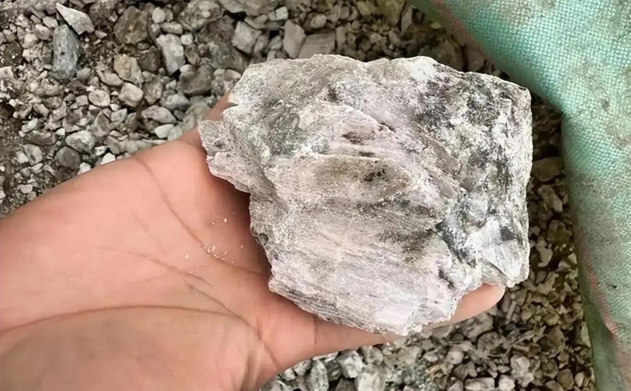 玻利维亚锂资源，正被大国当成棋子摆弄。
 
乌尤尼盐沼下面躺着全球最大的锂储量，