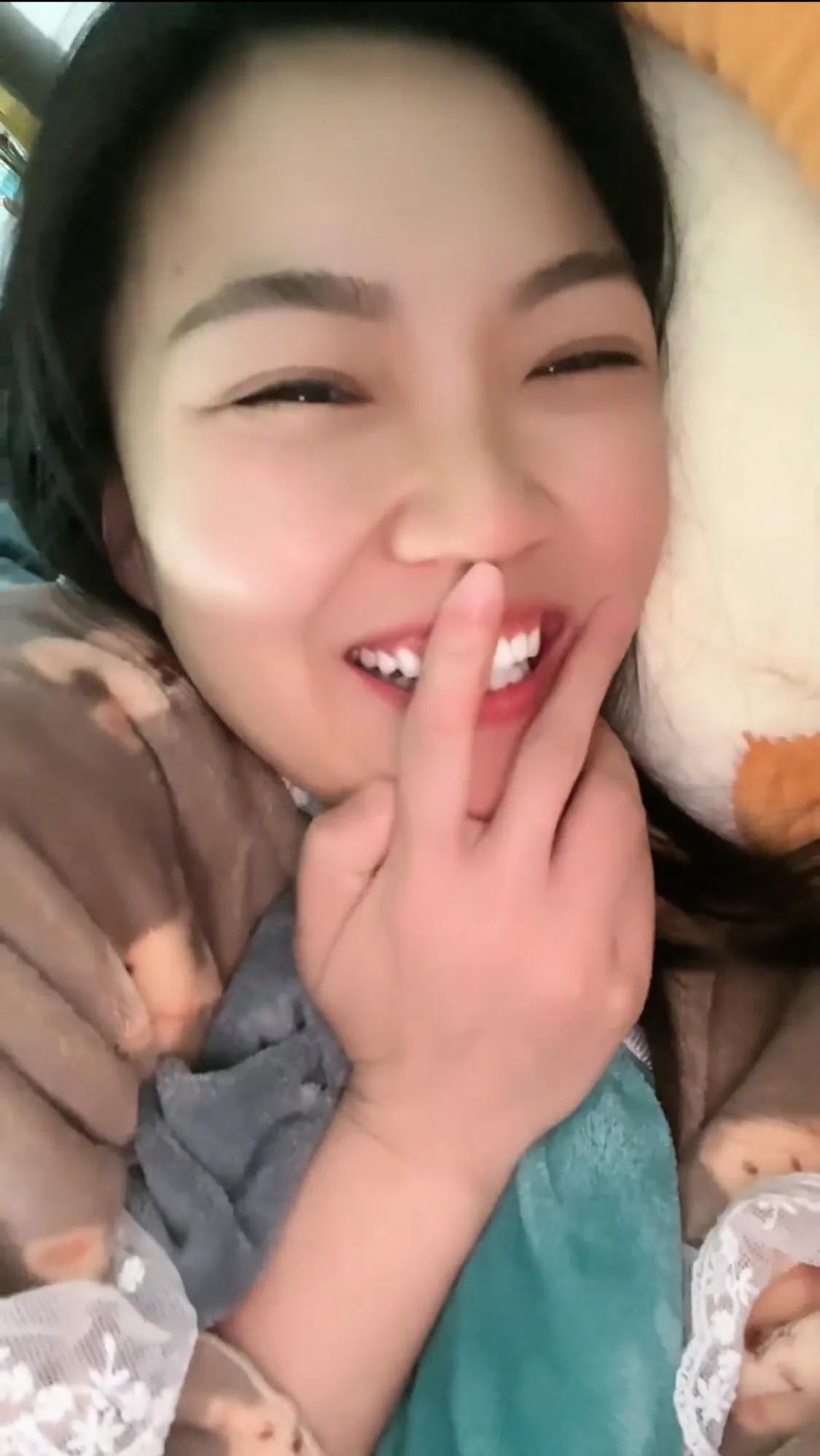 怎么判断一个男人好不好色？
这是一个非常简单的问题，按我说的去做。
首先，你要找