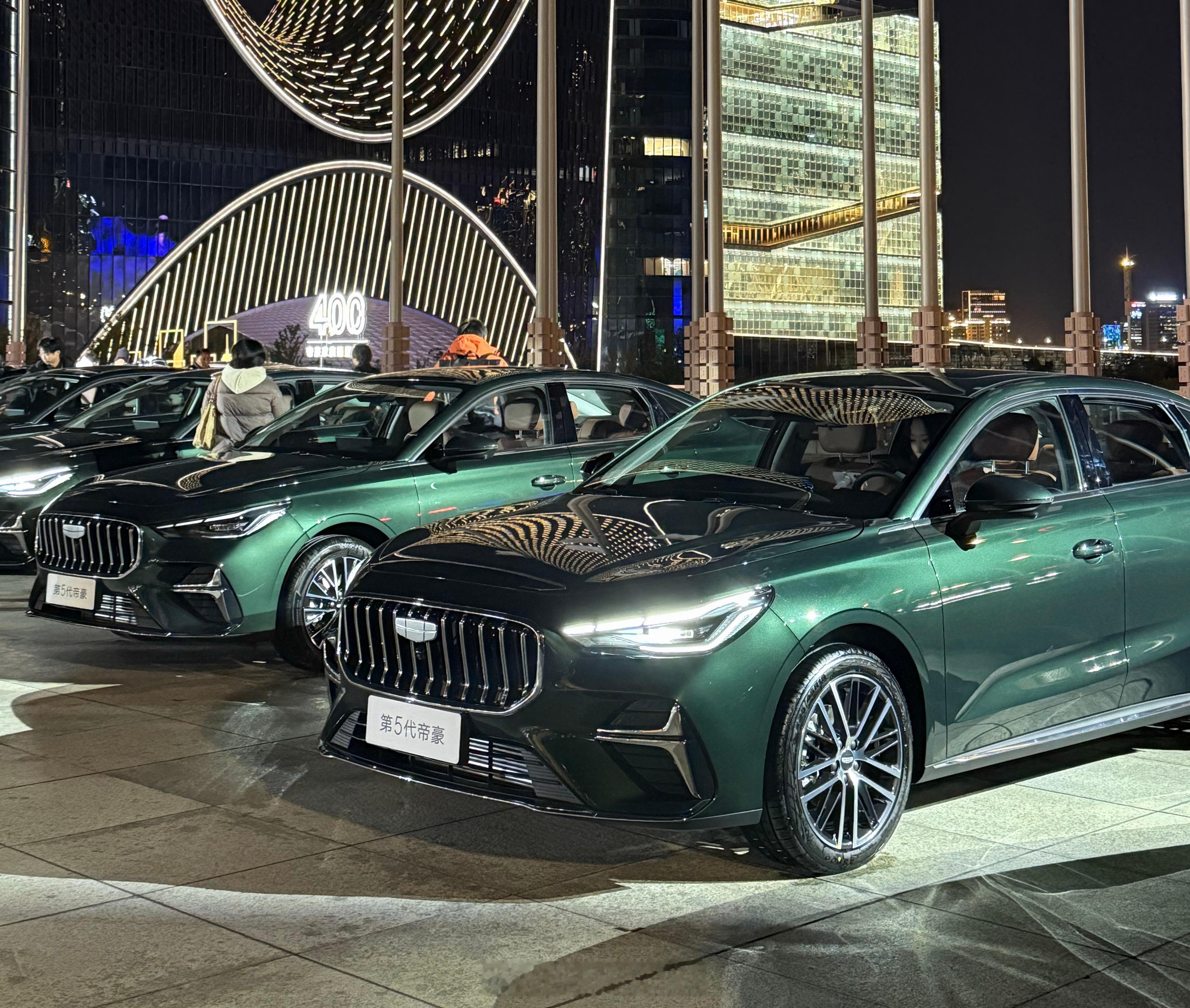 来看吉利帝豪了想想这都多少年了老百姓心中陪伴最久的车型刚刚数了一下六款车型云纱白