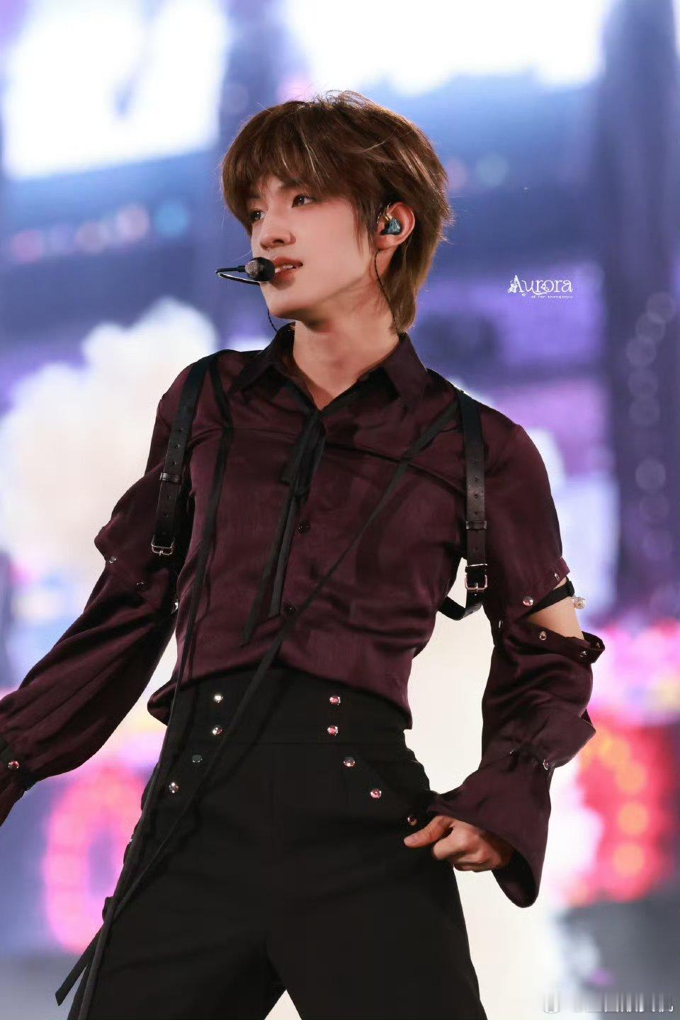 张泽禹紫色套装的确有韵味 张泽禹的紫色套装，是刻在骨子里的韵味与氛围感！紫调的浪