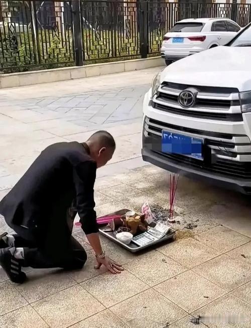 广东一位父亲硬核“征用”儿子刚提的新车，未打招呼便直奔祠堂祭祖撑场面，称要让祖宗
