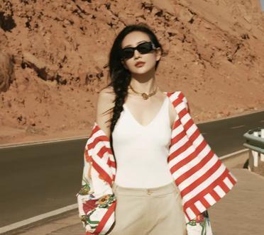 看《浪姐》千万别盯着王鸥的腿——你会被她的穿搭骗了。
她不是靠嘶吼杀出重围的。