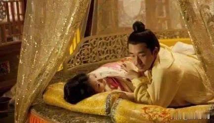 古代男子都喜欢娶13或14的女孩做老婆，原因有以下几个方面：一是古代由于生活环境