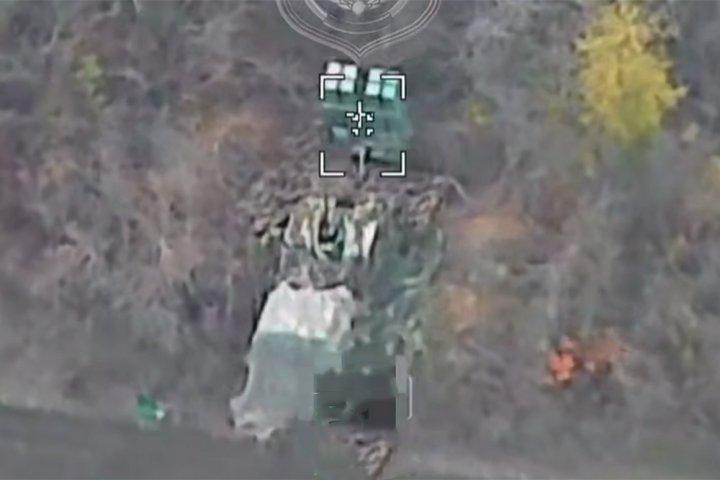 柳叶刀攻击无人机摧毁乌克兰武装部队后方深处德国 IRIS-T 防空系统的场景
