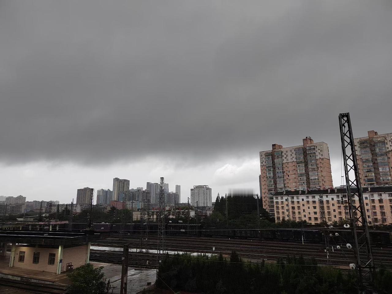 襄阳是个宜居城市，一年四季气候分明，属于亚热带季风气候，冬天冷是湿冷能承受、夏天