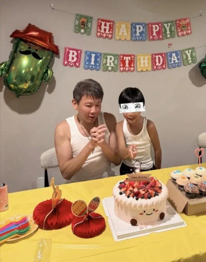 陶喆和家人庆祝56岁生日，老婆江佩蓉穿着小短裙，身材和皮肤超好！ ​​​