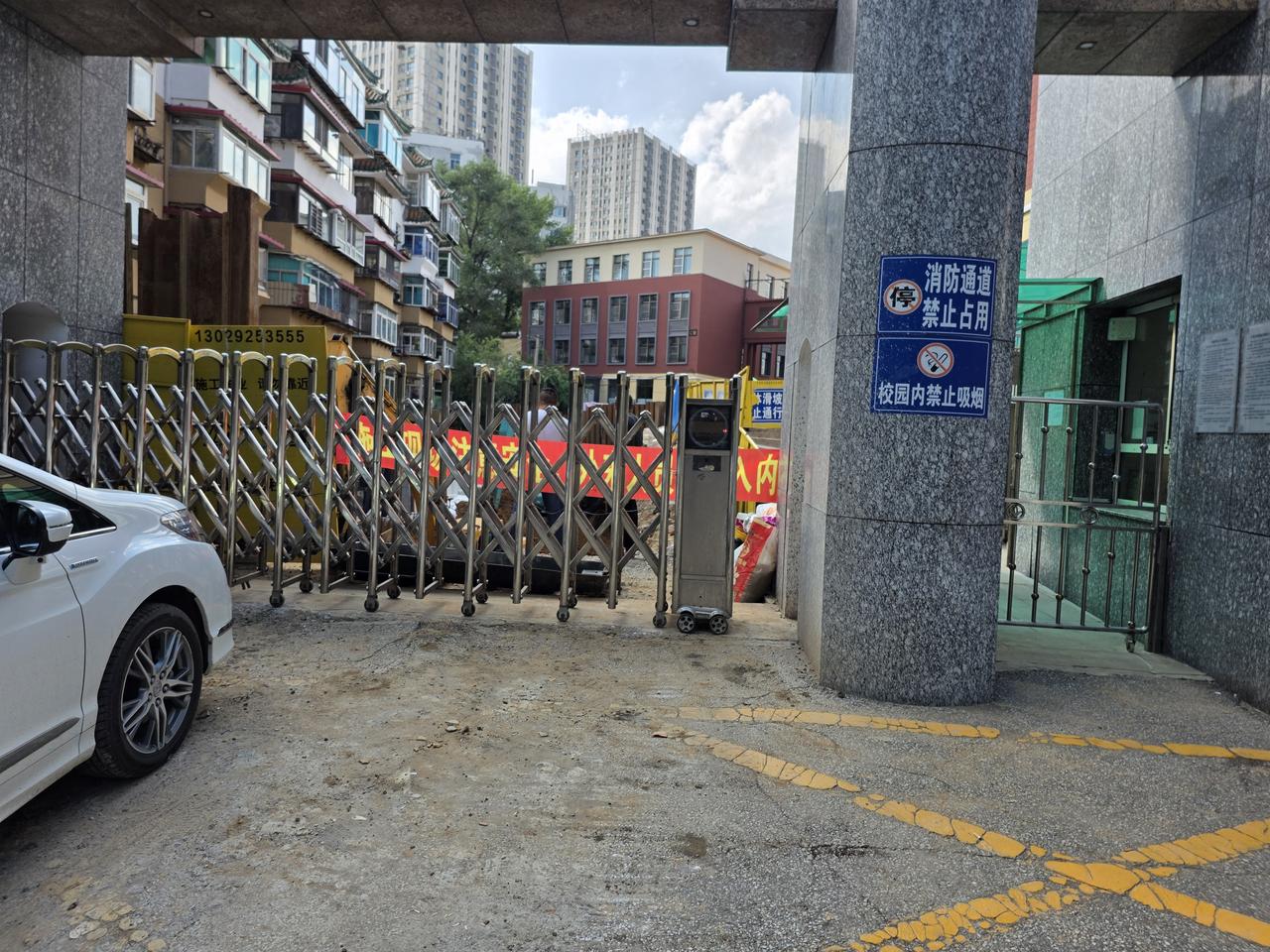 今天路过，北台小学大门里面挖很深的沟，好像不是下管子？