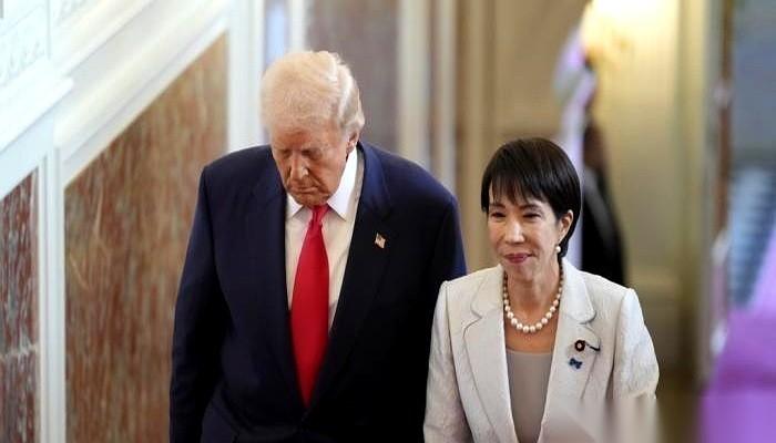 G7峰会的闪光灯还没冷下来，特朗普就在记者会上直接抓过麦克风，当着全世界的面，把